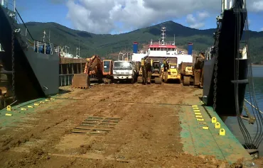 Project Gallery Heavy Equipments Shipments 3 8 loading_in_rodanus_jetty_of_marombo_area